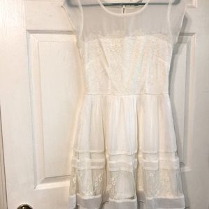 Short sleeve white dress with lace details